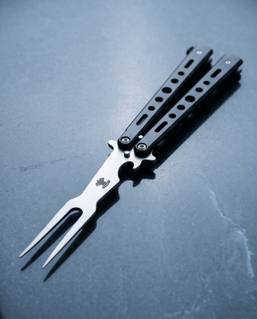 FLYBY 3in1 Butterfly Grillzange & Fleischgabel Schwarz – CNC-gefrästes Edelstahl-Multitool im Tactical-Design