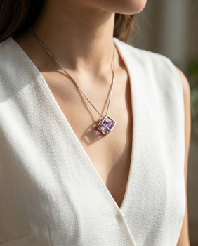 Preview: Exklusiver Würfel Anhänger 925 Silber violett am Model