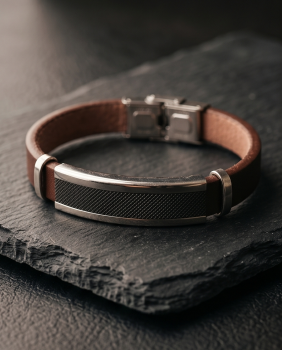 Herren-Armband – Dunkelbraun mit Edelstahl-Applikation & sportlicher Carbon-Optik