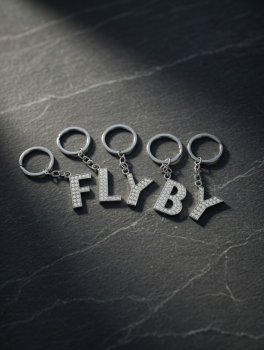 Persönliches Geschenk mit Herz: FLYBY Buchstaben-Anhänger mit funkelnden Strass-Steinen inkl. Etui