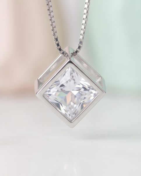Collier "Lumière Cristal" – Brillanter Würfel-Anhänger aus 925 Sterling Silber